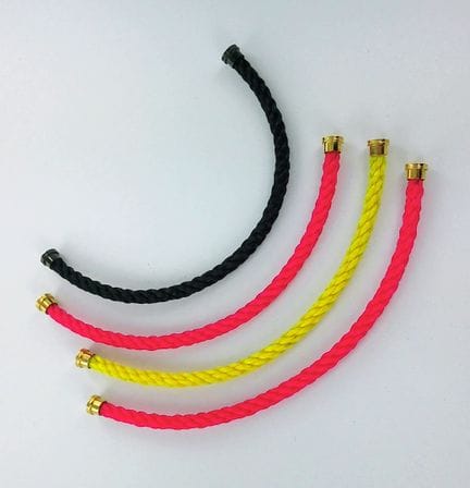 FRED.
Quatre bracelets avec extrémités acier pour 