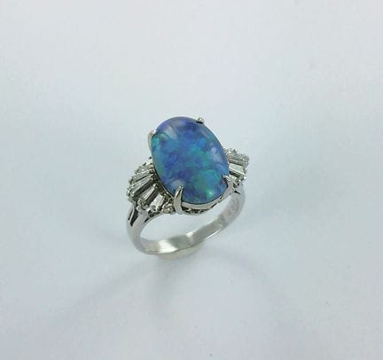 Bague platine sertie d'une opale noire d'Australie
