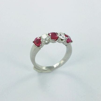 Anillo de platino con tres rubíes (aproximadamente