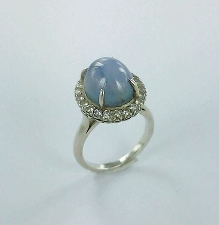 Bague argent sertie d'un saphir cabochon étoilé (e