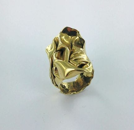 Anello in oro 750 con finitura martellata.
Diametr