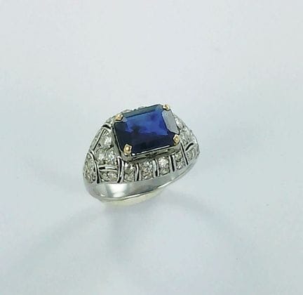 Bague or gris 750 millièmes sertie d'un saphir (en
