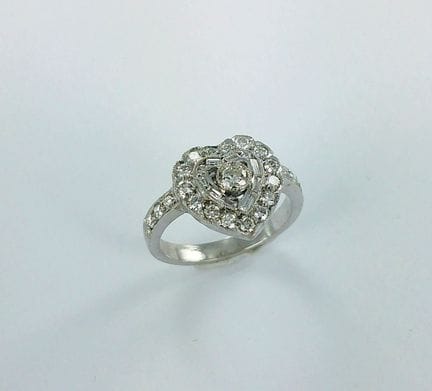 Anillo de oro blanco de 750 milésimas con forma de