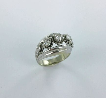 Bague or gris 750 millièmes sertie de cinq diamant