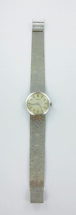 爱彼（AUDEMARS PIGUET）。
750千分之一纯金腕表，23毫米复古款，白色表盘，针扣，机