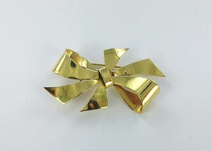 Brosche in Form eines Knotens aus 585er Gold.
Gewi