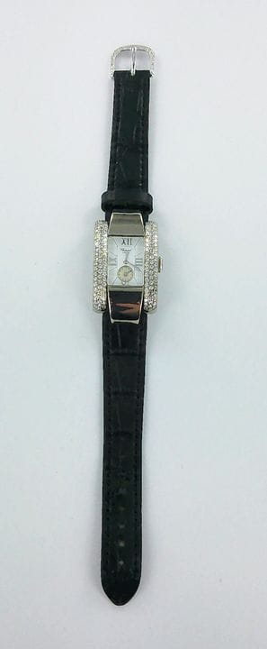 萧邦（CHOPARD），Strada系列。
750千分之一纯度的白金腕表，表扣和表盘镶嵌钻石（约2克
