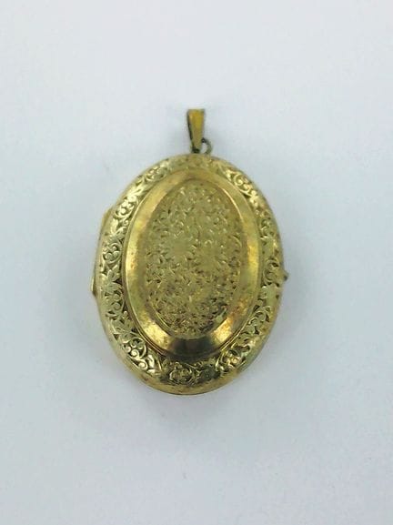 Pendentif médaillon or 375 millièmes (accidents).
