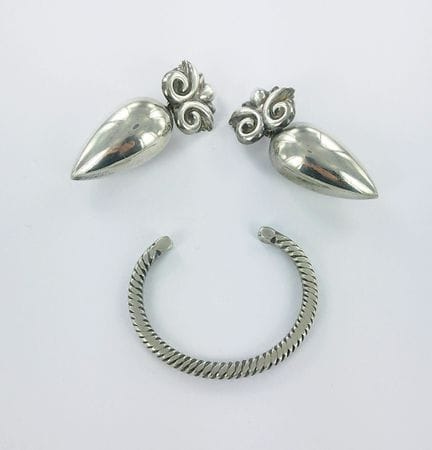 Coppia di orecchini pendenti in argento.
18,6 gr. 