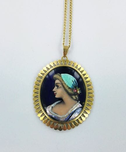 Pendentif or 750 millièmes et émail Rojabert.
Avec