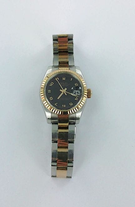 劳力士（ROLEX），Datejust。
钢制表壳搭配750千分之一纯金表圈，黑色表盘，3点钟位置设