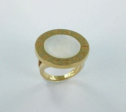 BULGARI.
Anillo de oro de 750 milésimas sobre fond