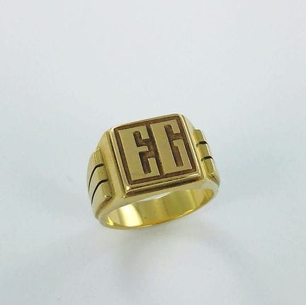 Bague chevalière or 750 millièmes chiffrée EG. 
TD