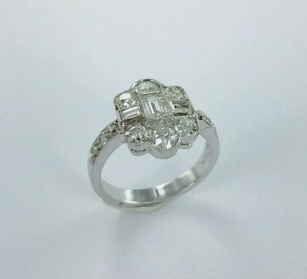 Bague or gris 750 millièmes sertie de diamants et 