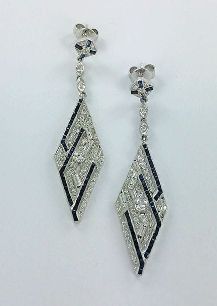 Par de pendientes de oro blanco con forma de rombo