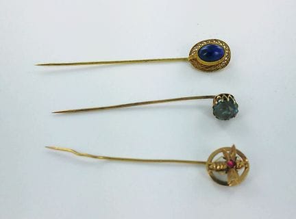 Rüschennadel aus 585er Gold, besetzt mit einem Ste