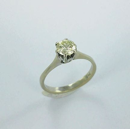 Bague or gris 750 millièmes sertie d'un brillant (