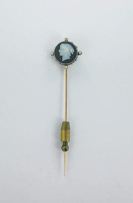 Spilla in oro 750 con un cammeo incastonato (chius