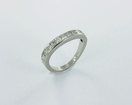 Bague platine sertie de diamants calibrés (environ