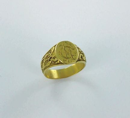 Bague chevalière or 750 millièmes à décor ciselé d