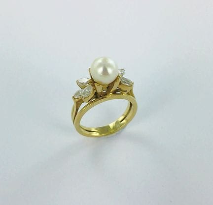 Bague or 750 millièmes sertie d'une perle et de si