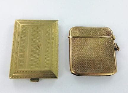 Deux étuis or 375 millièmes.
Brut 68,8 grs. Poinço