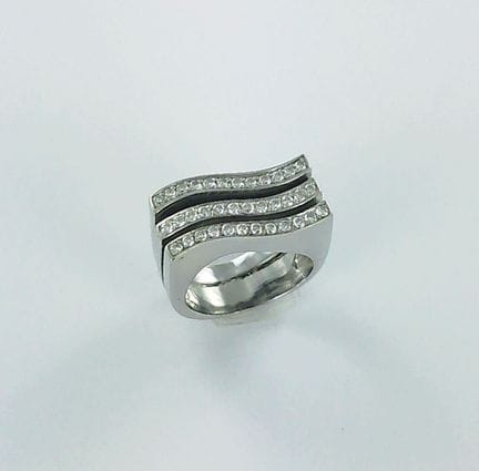 Bague or gris 750 millièmes sertie de brillants (e