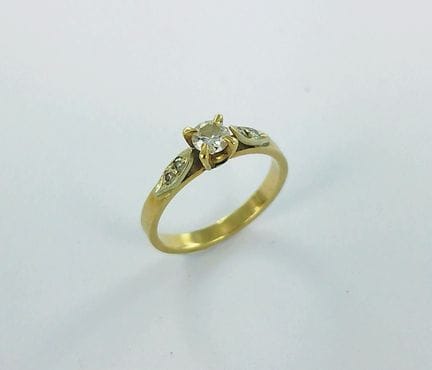 Bague or 750 millièmes sertie d'un brillant et de 