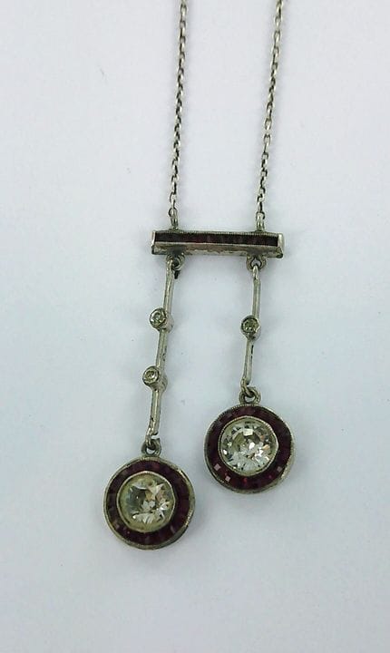 Collier négligé argent et pierres.
Poids brut : 5 