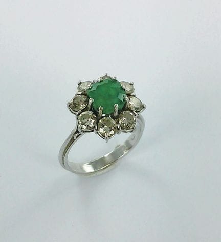 Anillo de oro blanco de 750 milésimas con una esme