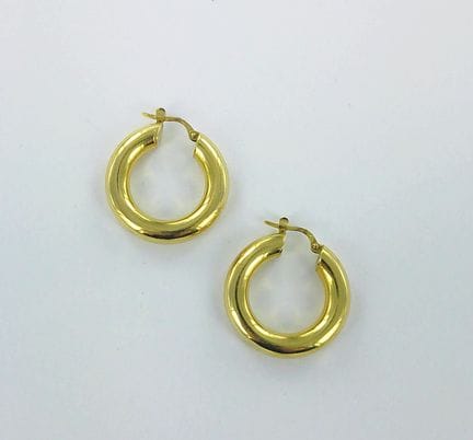 Coppia di orecchini a cerchio in oro 750.
Peso: 5,