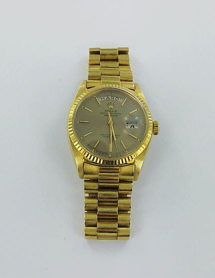 劳力士（ROLEX），Day-Date。
750千分之一纯金表壳，搭配750千分之一纯金表带，折叠表