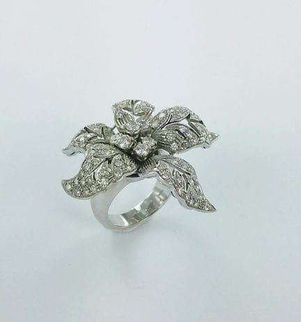 Anillo «Fleur» de oro blanco de 750 milésimas con 