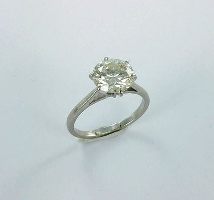 Anillo de oro blanco de 750 milésimas con un diama