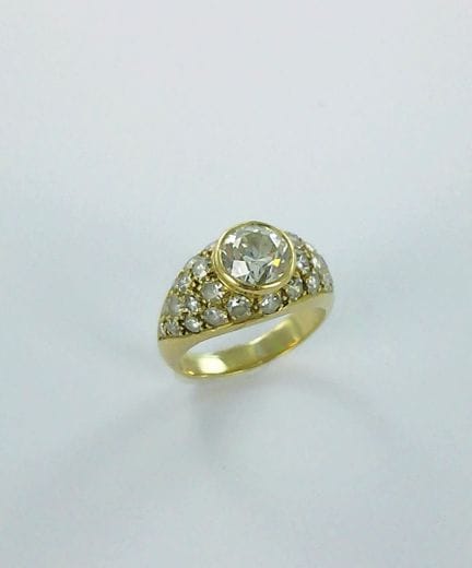 Anillo de oro de 750 milésimas con un diamante eng