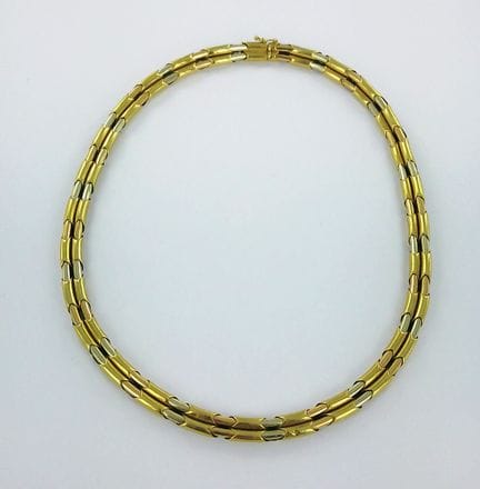 Collier trois ors 750 millièmes articulé.
43,2 grs