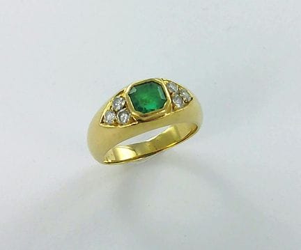 Bague or 750 millièmes ornée au centre d'une émera