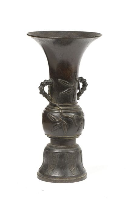 CHINE, XIXe siècle
Vase Gu en bronze à patine brun