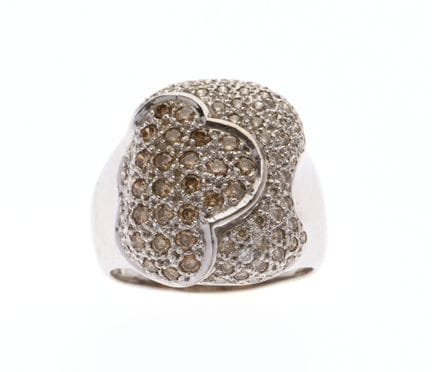 ANILLO de oro blanco de 750‰ con forma de hojas es
