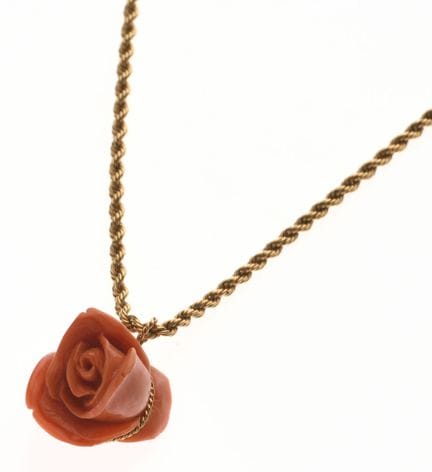 COLGANTE con forma de rosa de coral sujeto a una c