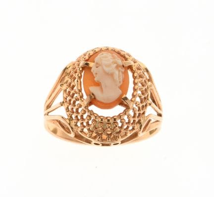 ANILLO de oro de 750‰ calado, adornado con un cama