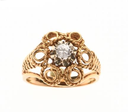 ANILLO de oro de 750‰ calado, adornado con una pie