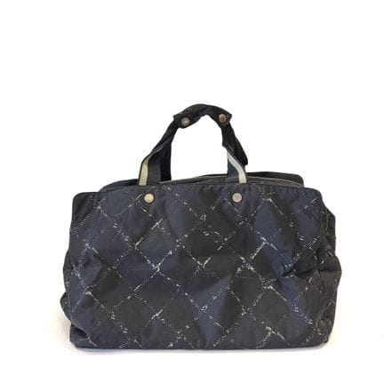 CHANEL
Bolso de viaje de nailon negro con estampad