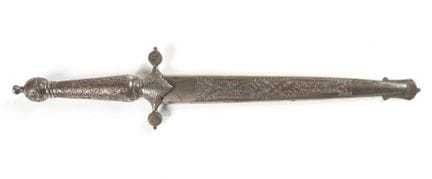 Steel hunting dagger with decorated quillons; the 