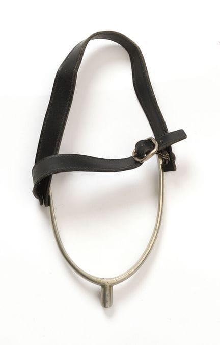 HERMÈS, Paris
Éperon en acier et cuir noir. Signat