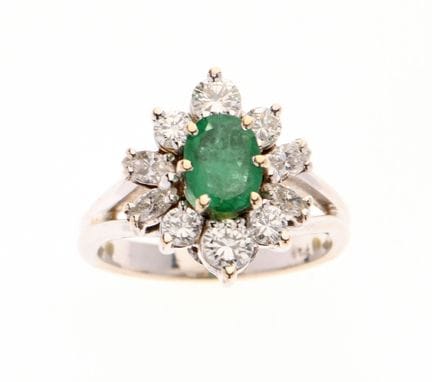 ANILLO de oro blanco de 750‰ adornado con una esme