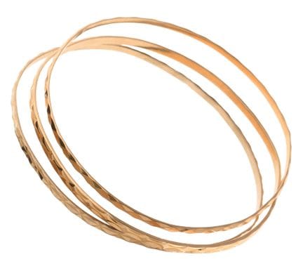TRES PULSERAS tipo brazalete de oro de 750‰.
(Lige