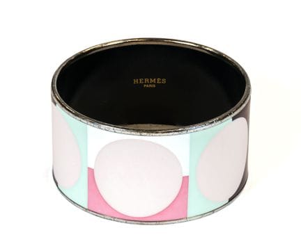 HERMÈS 
Pulsera tipo brazalete de metal plateado c