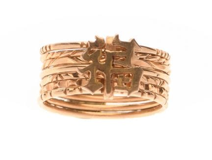 ANILLO SEMANAL de oro de 750‰ sujeto por un cordón