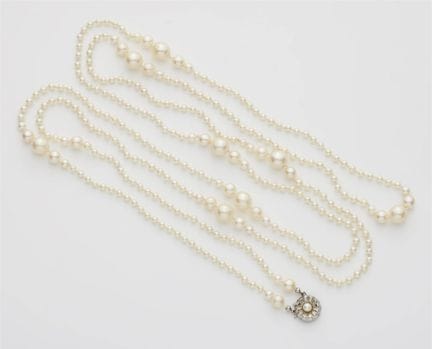 A silver and pearl sautoir.

Long necklace made up